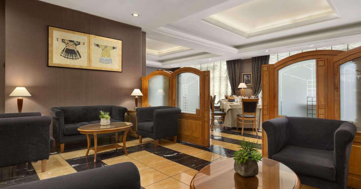 Een foto van het interieur van Ramada by Wyndham Naples