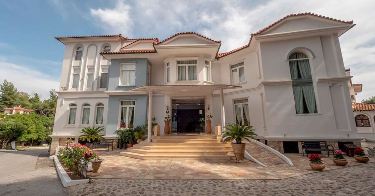 Een foto van de buitenkant van Porfi Beach Hotel