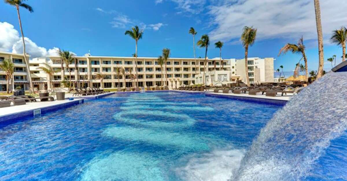 Een foto van het zwembad bij Royalton Bavaro