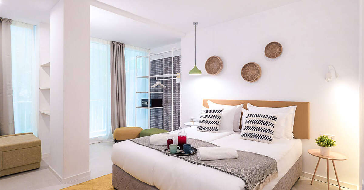 Ein Foto Ibis Styles Golden Sands Roomer