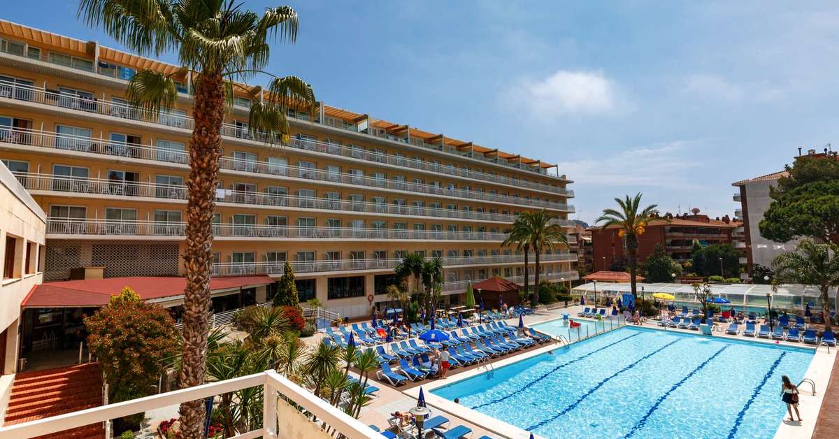 Een foto van het zwembad bij Hotel GHT Oasis Park & Spa