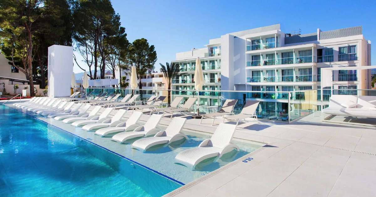 Ein Foto vom Pool im Reverence Life Hotel