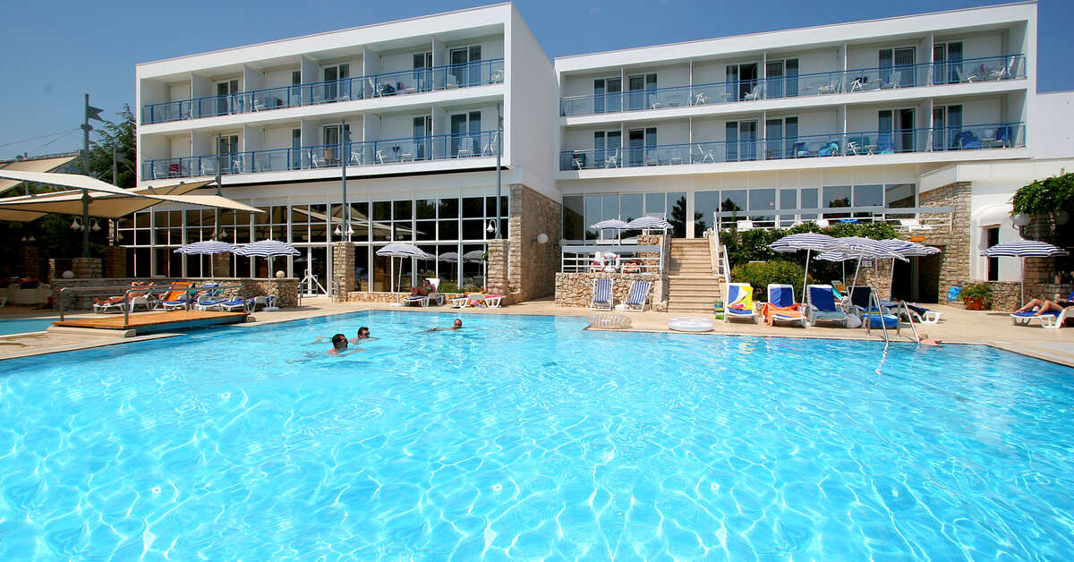Een foto van het zwembad bij Bluesun Hotel Borak
