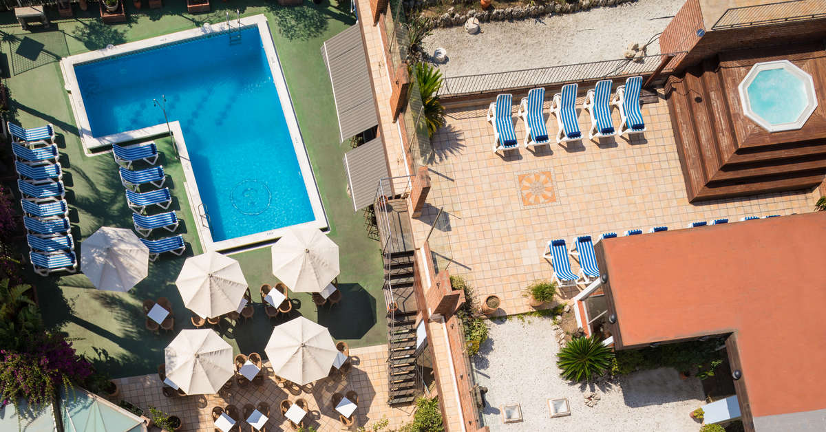 Een foto van het zwembad bij H-Top Hotel Palm Beach