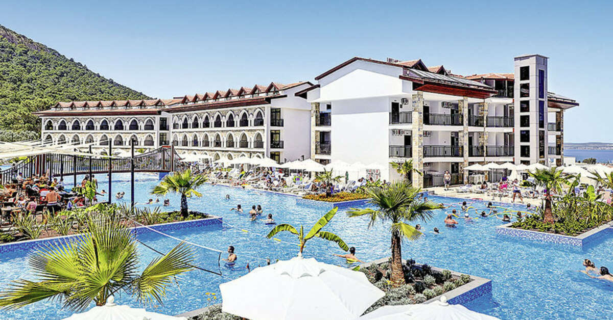 Een foto van het zwembad bij Ramada Resort by Wyndham Akbuk