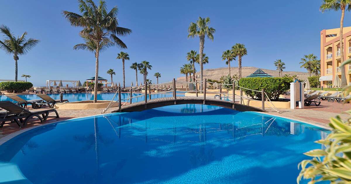 Een foto van het zwembad bij H10 Playa Esmeralda