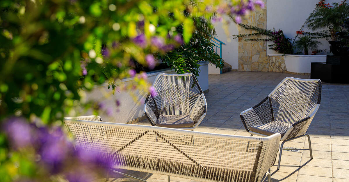 Een foto van het terras bij Ohasis Boutique Suites