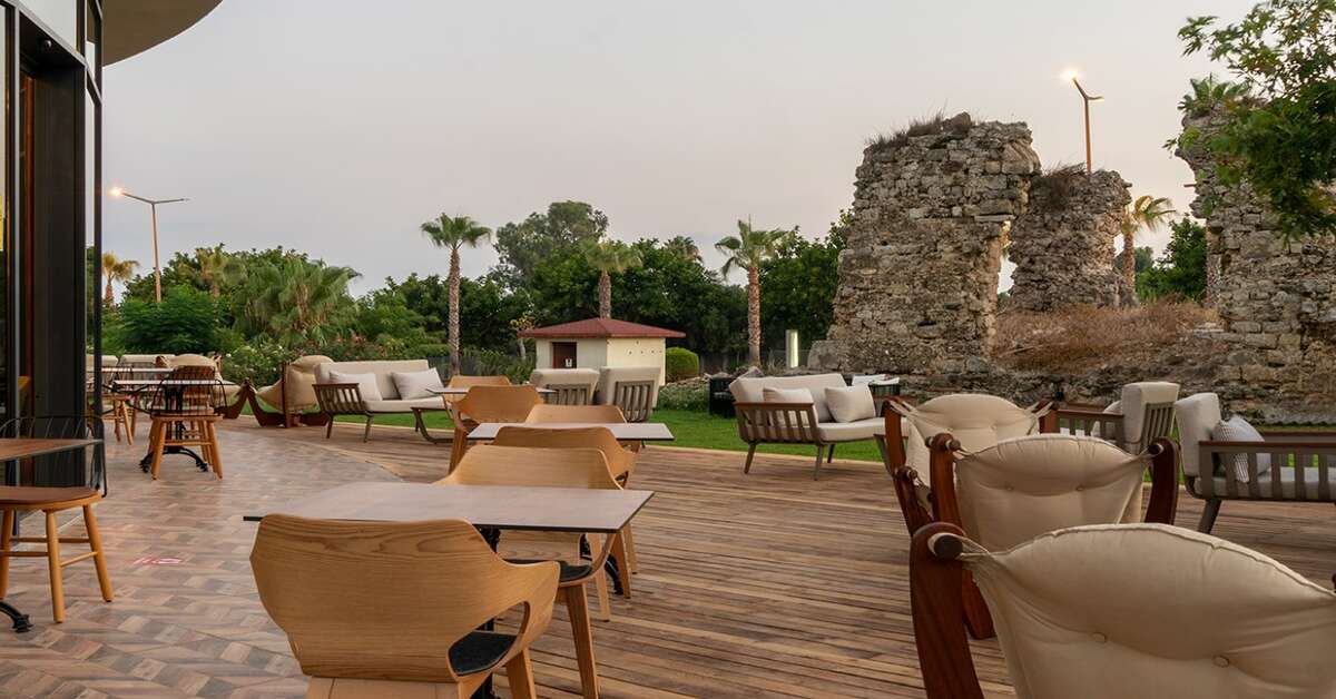Een foto van het terras bij Side Square Hotel