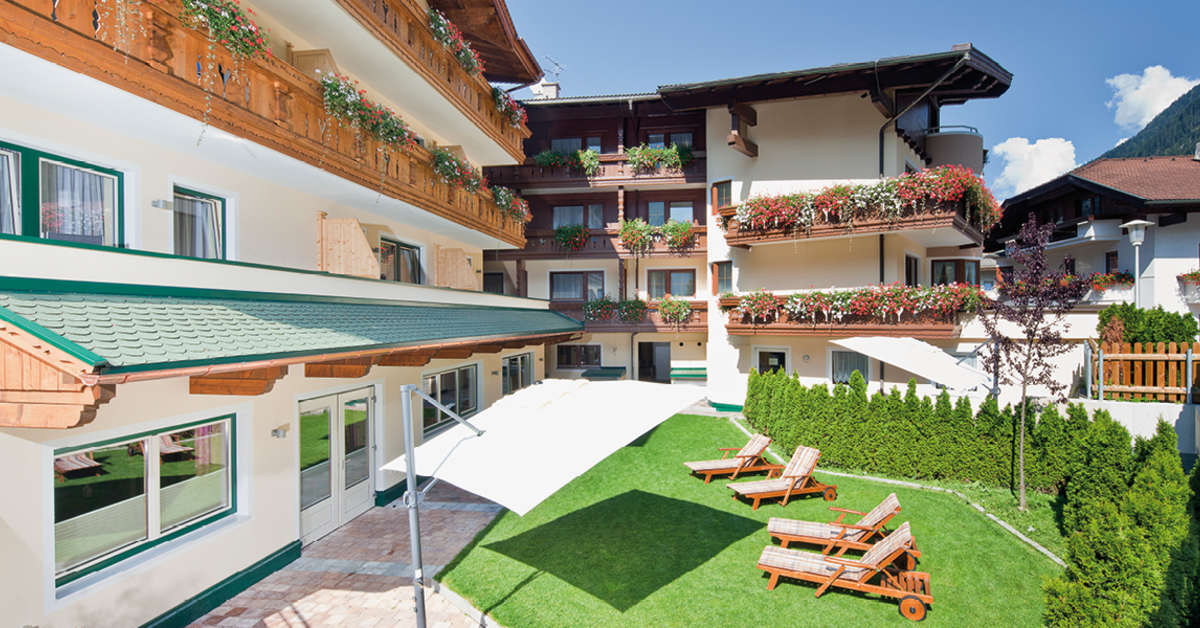 Een foto van het terras bij Hotel Rose