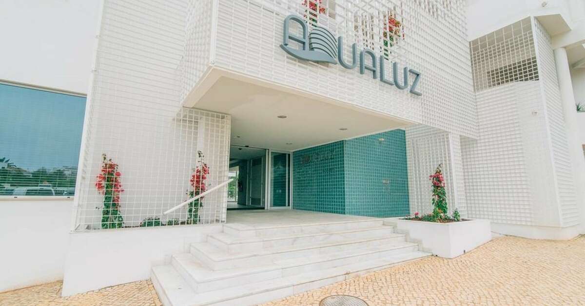 Een foto van de buitenkant van Aqualuz Lagos by The Editory