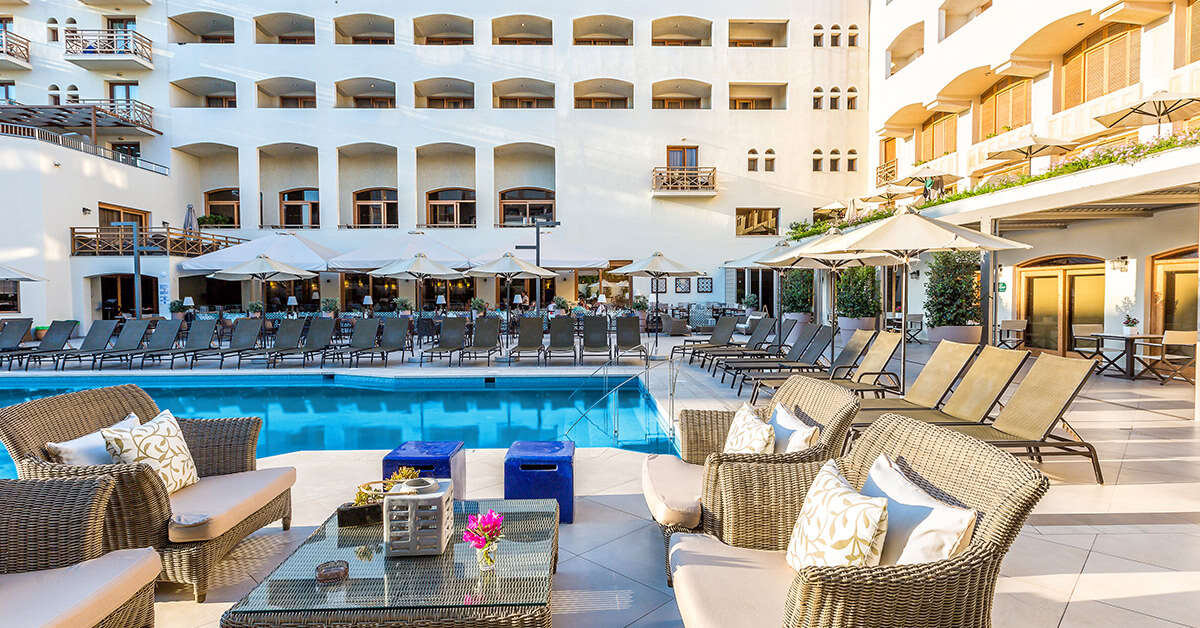 Een foto van het terras bij Theartemis Palace