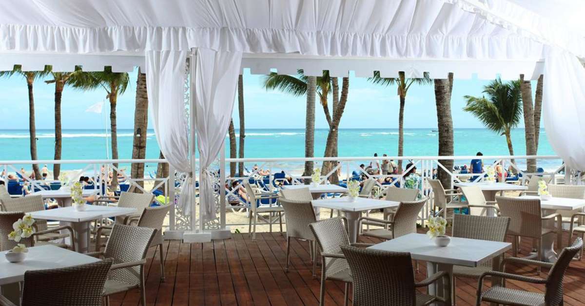 Een foto van het terras bij Grand Bahia Principe Bavaro