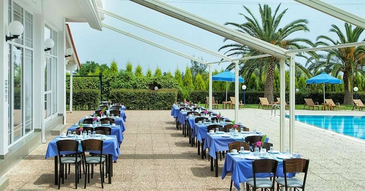 Een foto van het terras bij Port Marina Hotel
