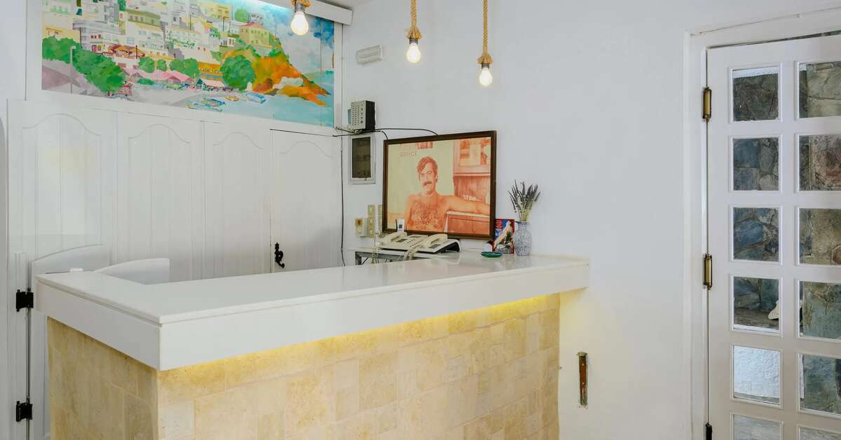 Een foto van het interieur van Adonis Hotel