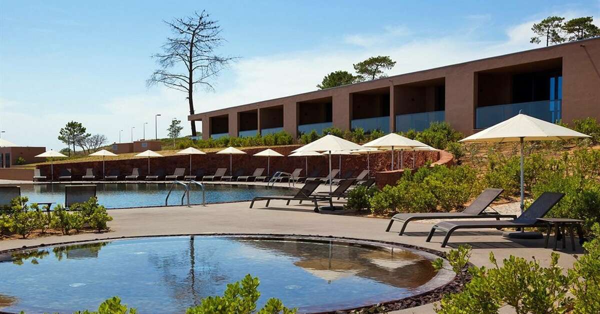 Een foto van het zwembad bij NAU Morgado Golf & Country Club
