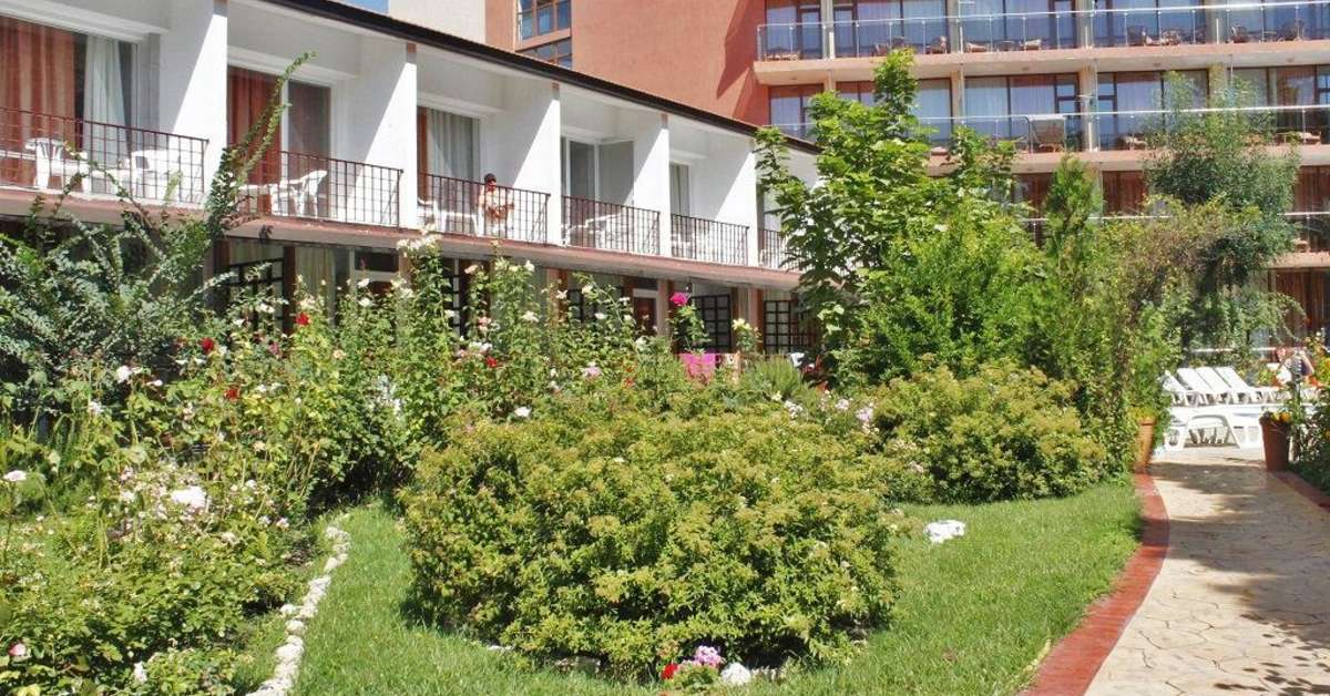 Een foto van de buitenkant van Jupiter Hotel