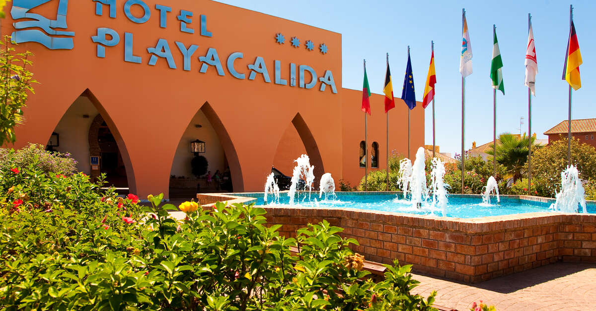 Een foto van de buitenkant van Playacalida Hotel