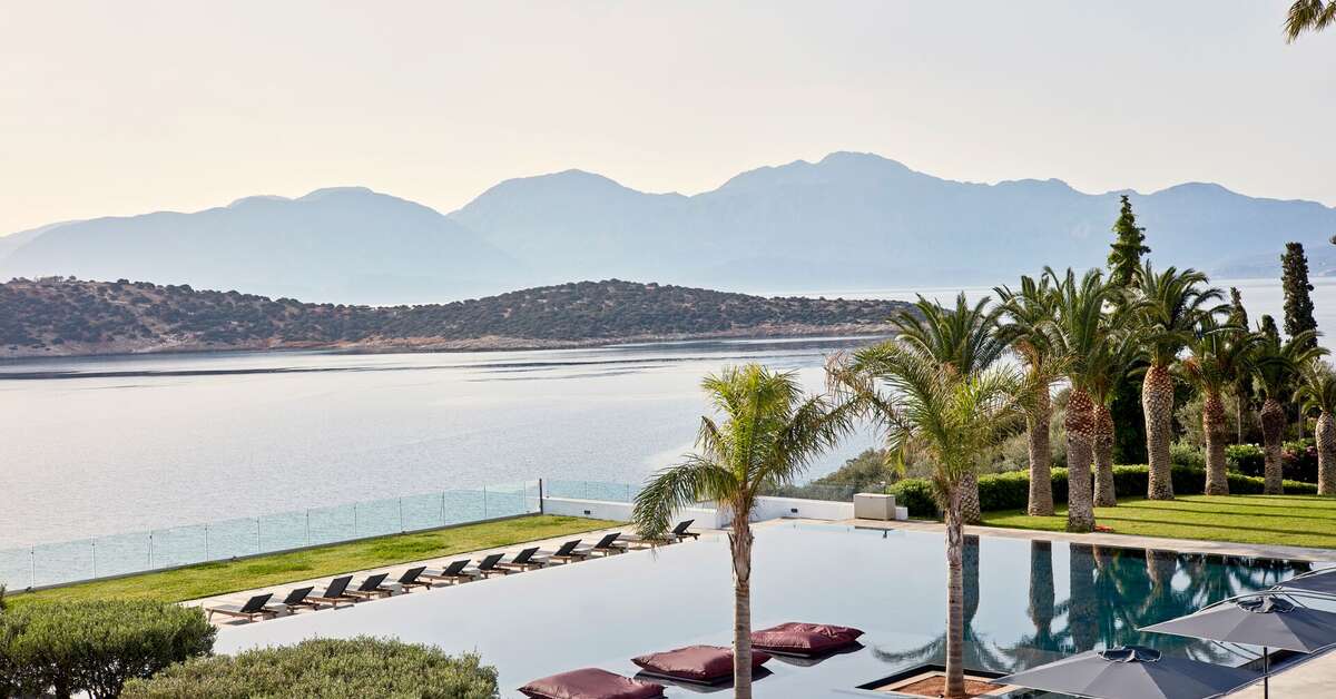Een foto van het zwembad bij Minos Palace Hotel & Suites