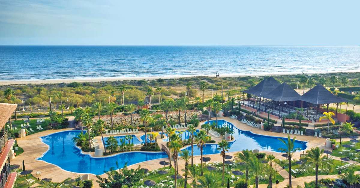Een foto van het zwembad bij Puerto Antilla Grand Hotel