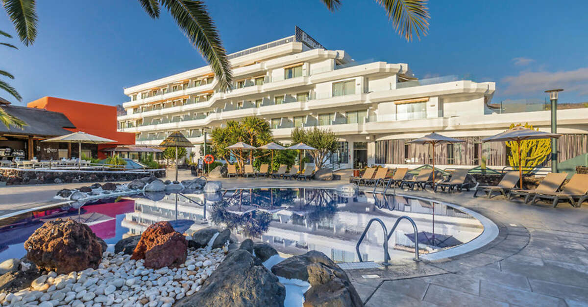 Een foto van het zwembad bij Barcelo Santiago