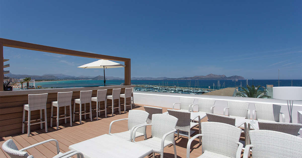 Een foto van het terras bij Som Llaut Boutique Hotel