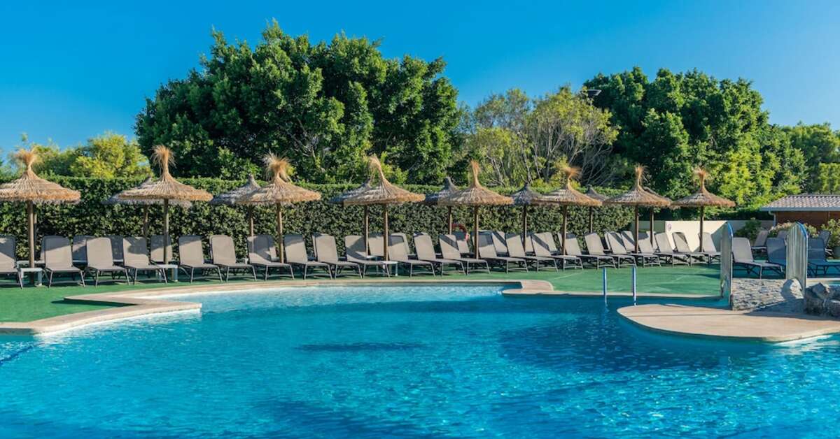 Ein Foto vom Pool im Alcudia Beach Aparthotel