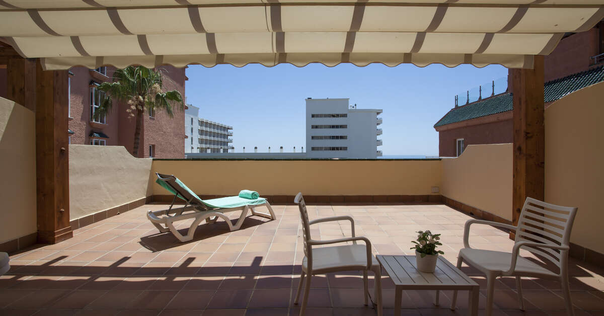 Een foto van het terras bij Hotel Fenix Torremolinos