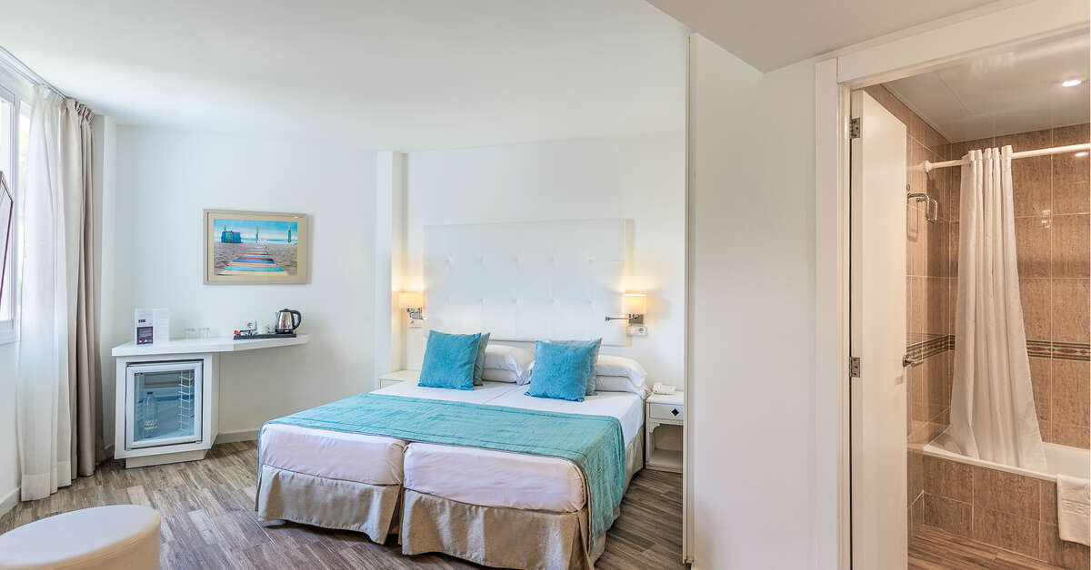 Ein Foto Fergus Style Cala Blanca Suites