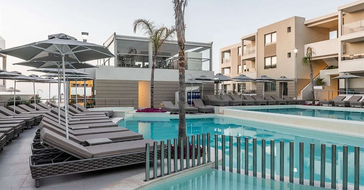 Een foto van het zwembad bij Porto Platanias Luxury Selection