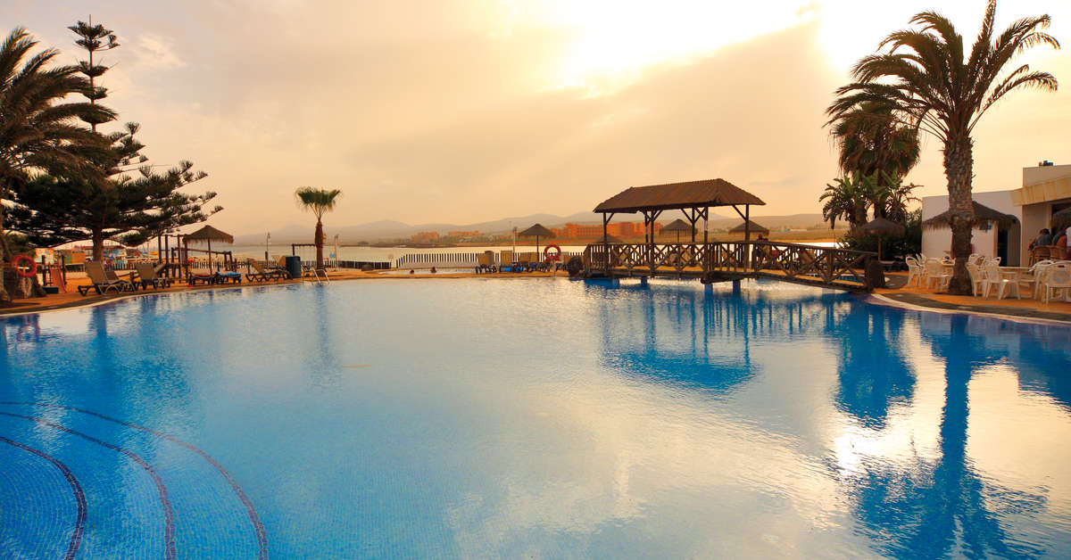 Een foto van het zwembad bij Barcelo Fuerteventura Castillo