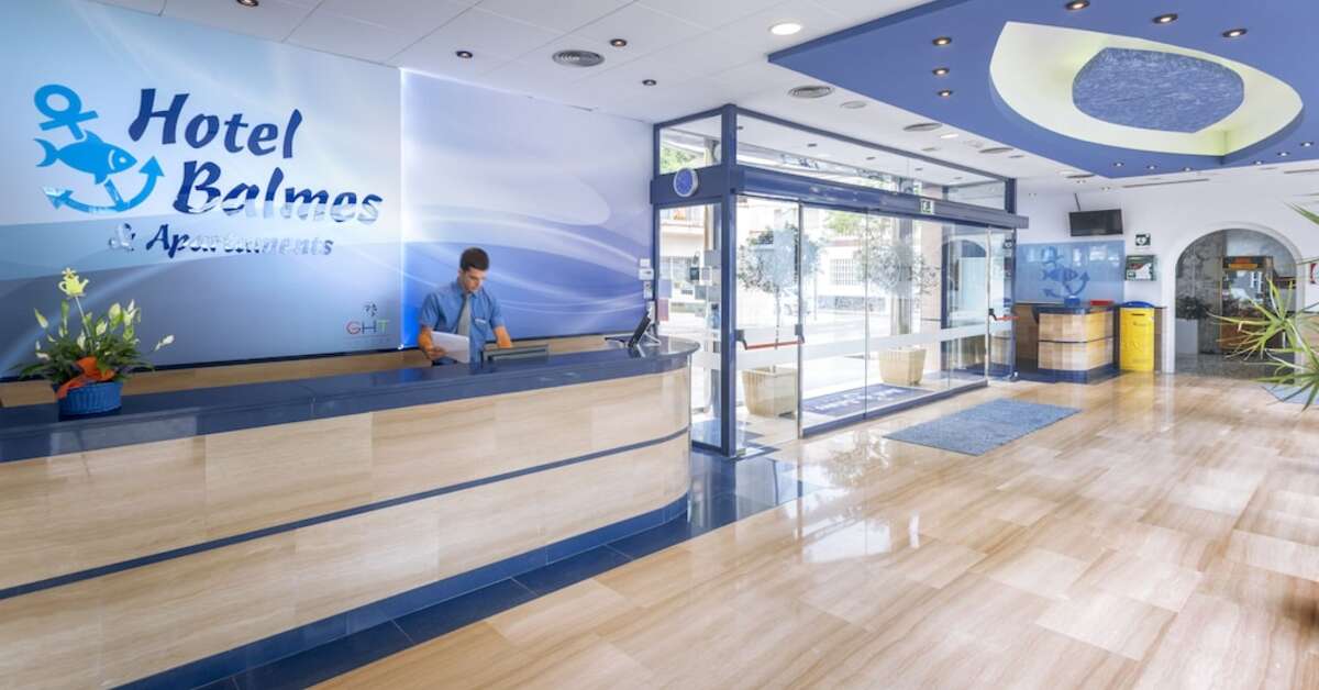 Een foto van het interieur van GHT Balmes Hotel Aparthotel & Splash