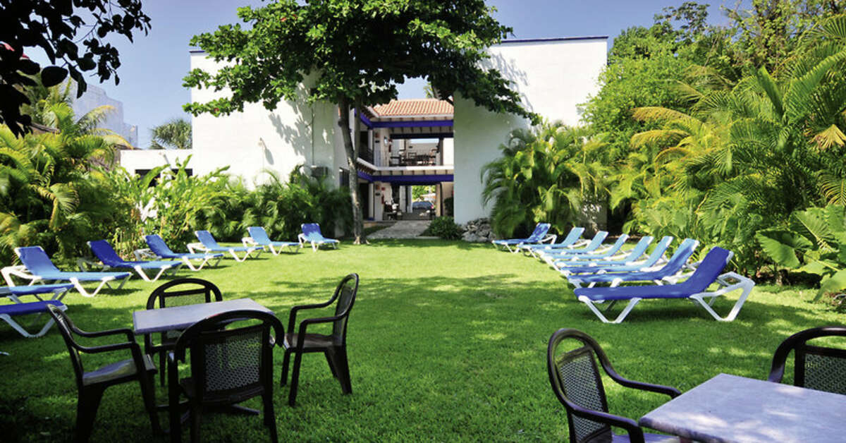 Een foto van het terras bij Nina Hotel & Beach Club