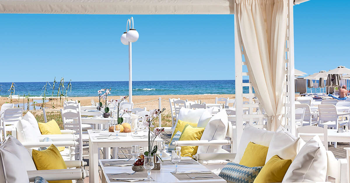 Een foto van het terras bij Mythos Palace Resort & Spa
