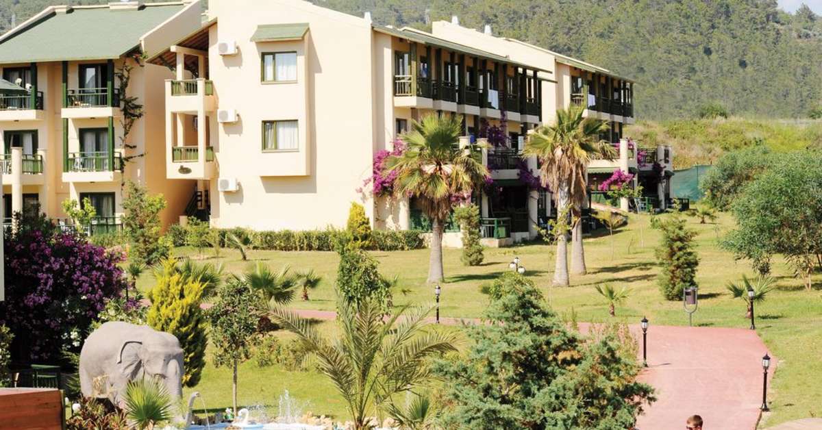 Een foto van de buitenkant van Oz Hotels Incekum Beach Resort