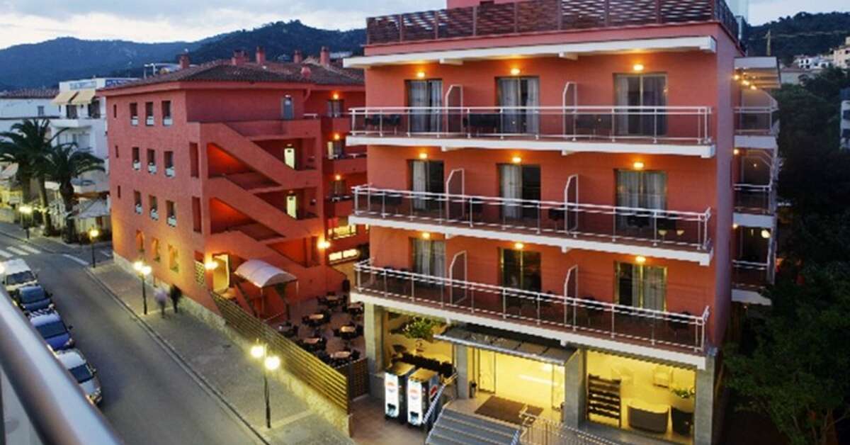 Een foto van de buitenkant van Hotel Tossa Beach