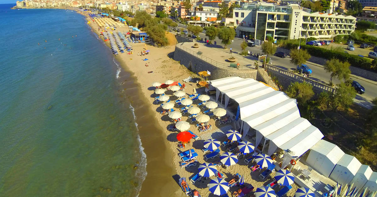 Ein Foto vom Strand beim Cefalu Sea Palace