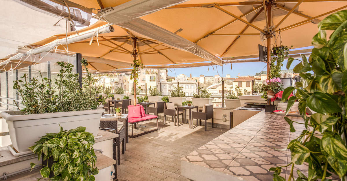 Een foto van het terras bij Hotel 87 EightySeven