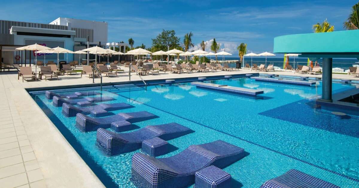 Een foto van het zwembad bij Riu Montego Bay