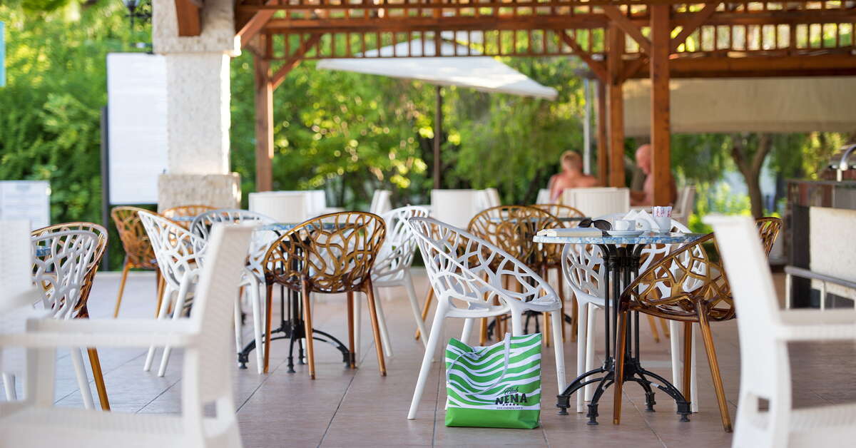 Een foto van het terras bij Club Nena