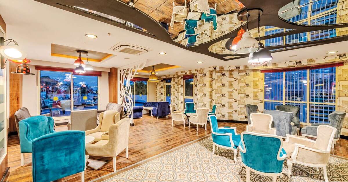 Een foto van het interieur van Serenis Hotel