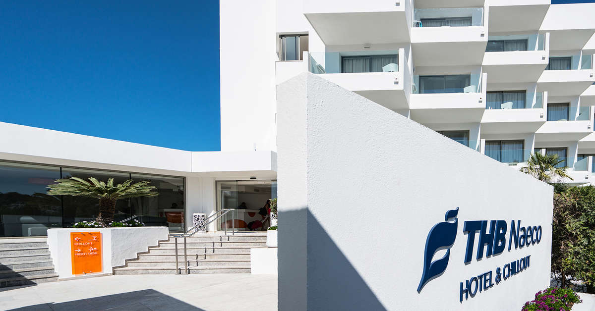 Een foto van de buitenkant van THB Naeco Ibiza