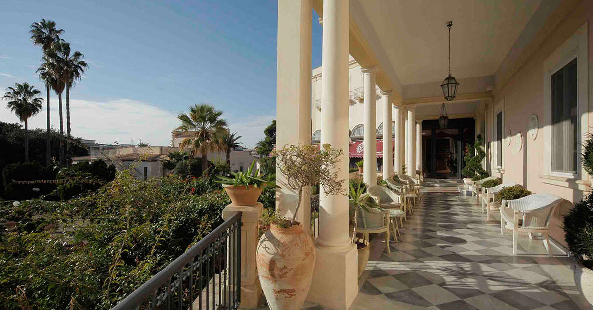 Een foto van de buitenkant van Grand Hotel Villa Politi