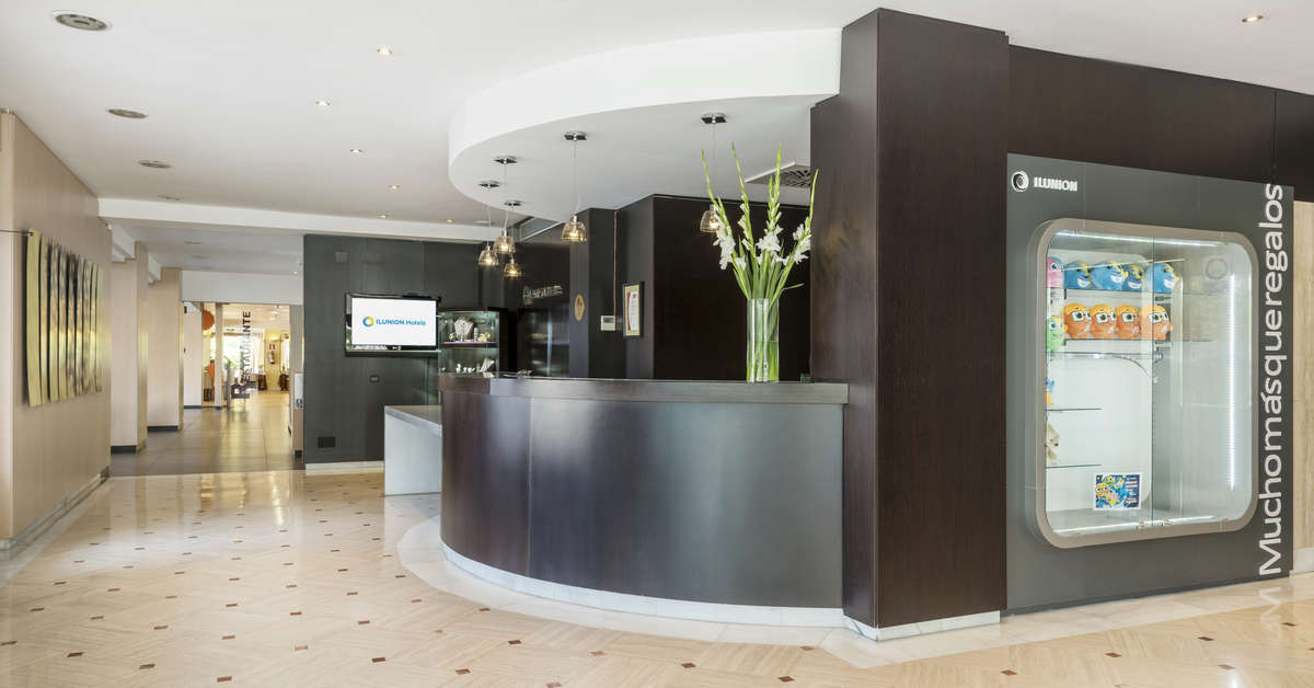 Een foto van het interieur van Hotel Ilunion Caleta Park
