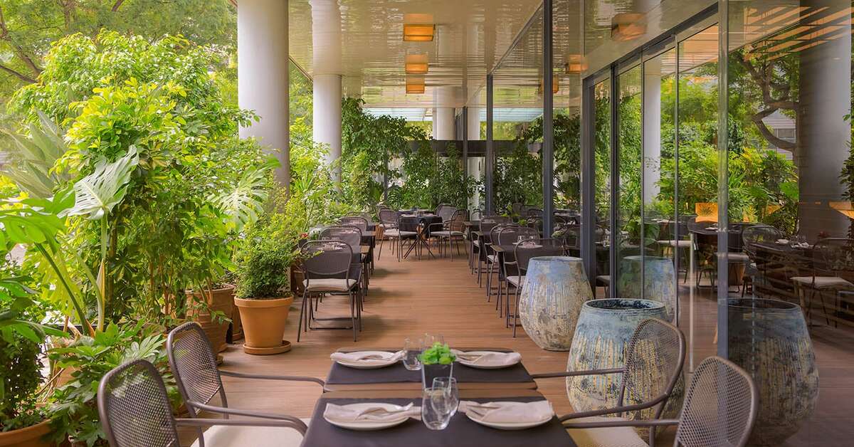 Een foto van het terras bij H10 Marina Barcelona