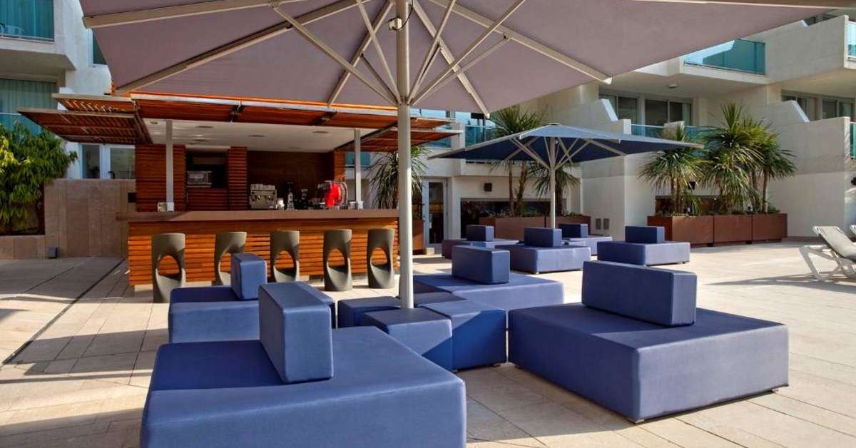 Een foto van het terras bij Blaumar the Mediterranean Hotel
