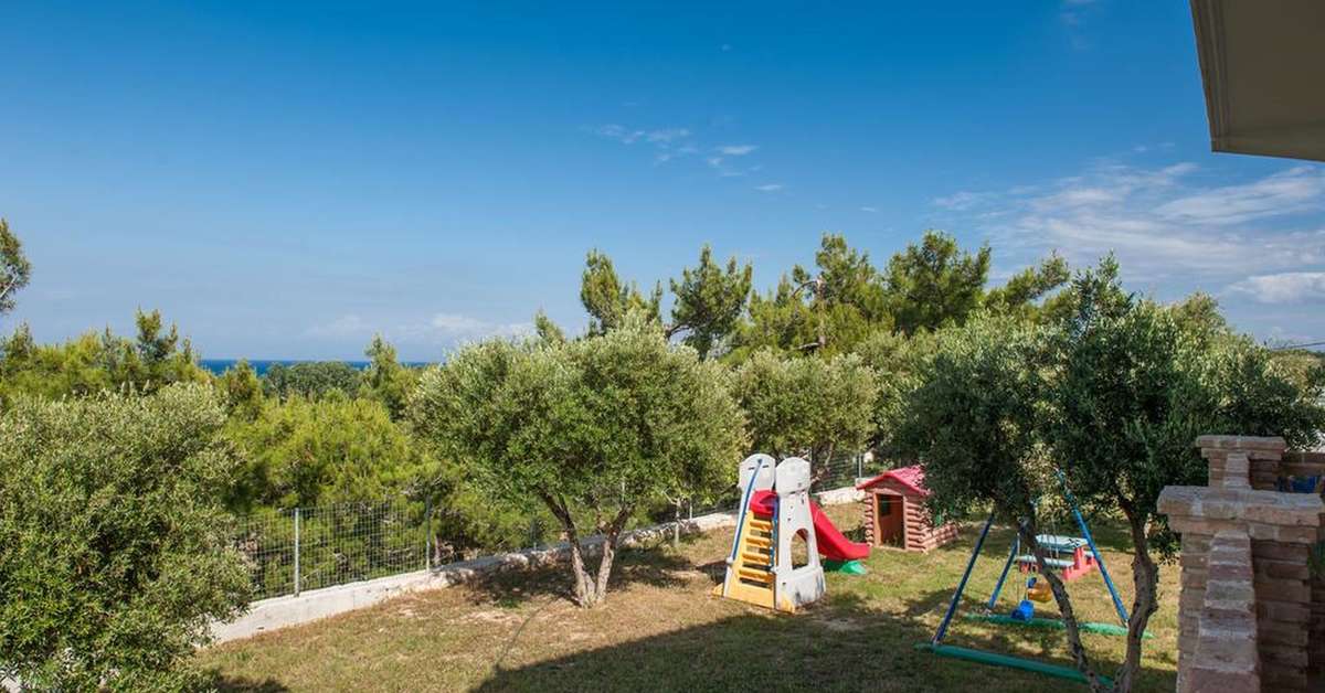 Een foto van het terras bij Aeolos Zante Villas