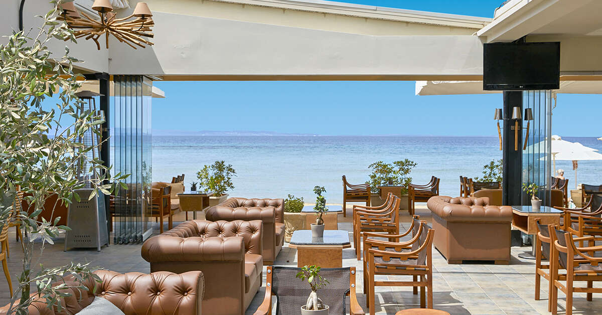 Een foto van het terras bij Anthemus Sea Beach Hotel & Spa