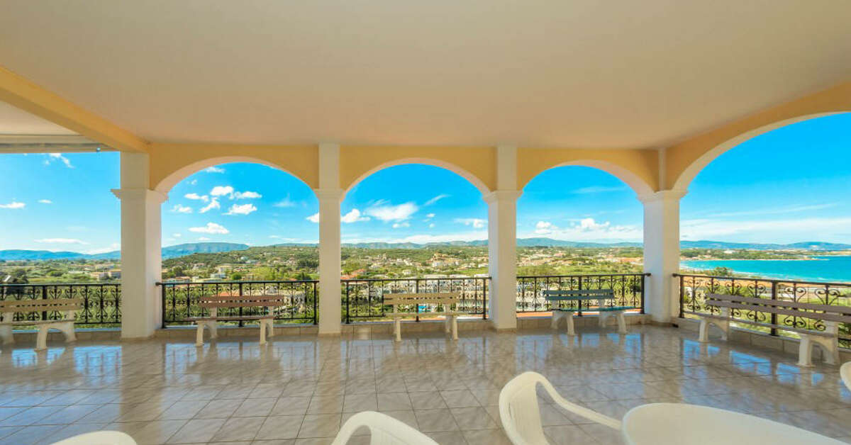 Een foto van het terras bij Zante Palace