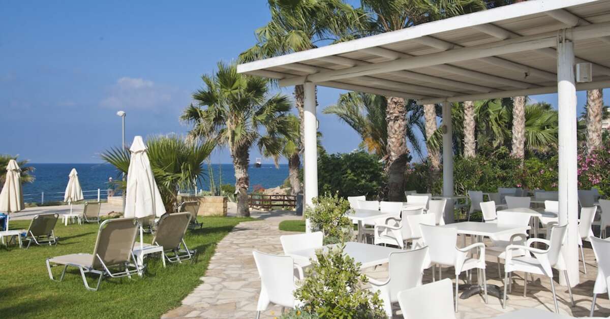 Een foto van het terras bij Akti Beach Village Resort