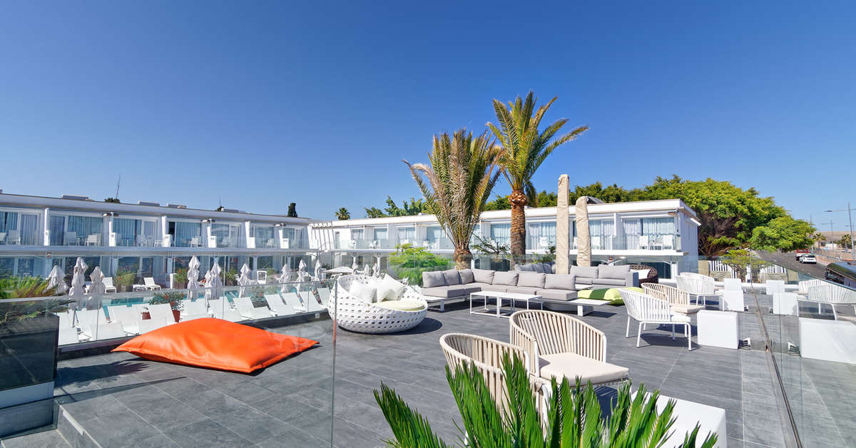 Een foto van het terras bij Ura Lara Adults Only